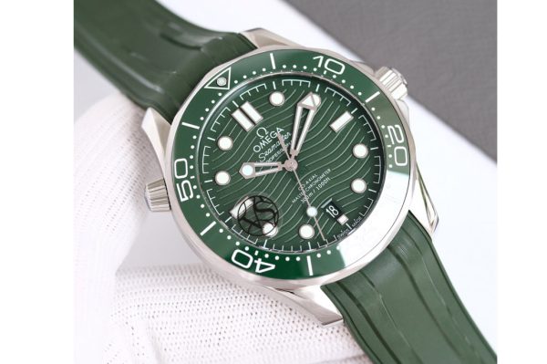 Replica Omega 2018 Seamaster Diver 300M VSF 1:1 Best Edition Green Ceramic Green Dial on Rubber Band A8800 V2 (Black Balance Wheel)